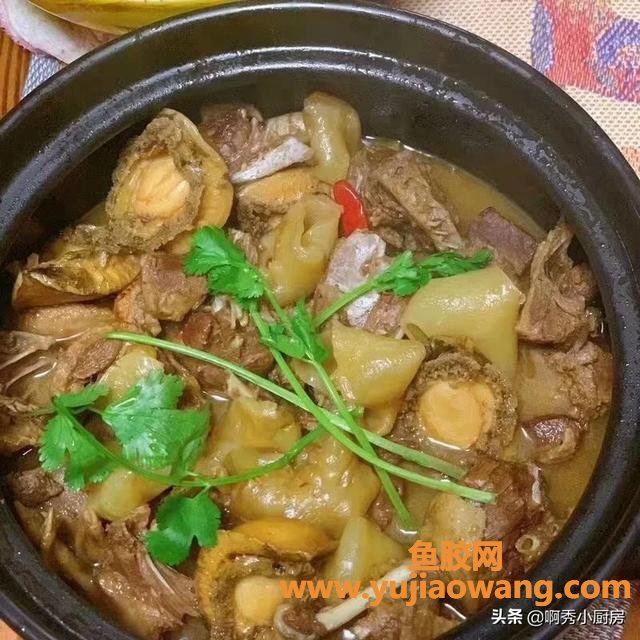 花胶炖瘦肉作用 瘦肉炖花胶还放哪些材料 花胶炖瘦肉作用 瘦肉炖花胶还放哪些材料