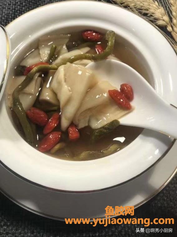 花胶炖瘦肉作用 瘦肉炖花胶还放哪些材料 花胶炖瘦肉作用 瘦肉炖花胶还放哪些材料