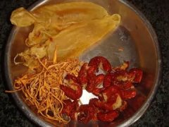 鹌鹑炖花胶 