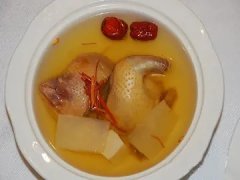 花胶鸟鸡汤的功效与作用 花胶鸡汤的功效和作用